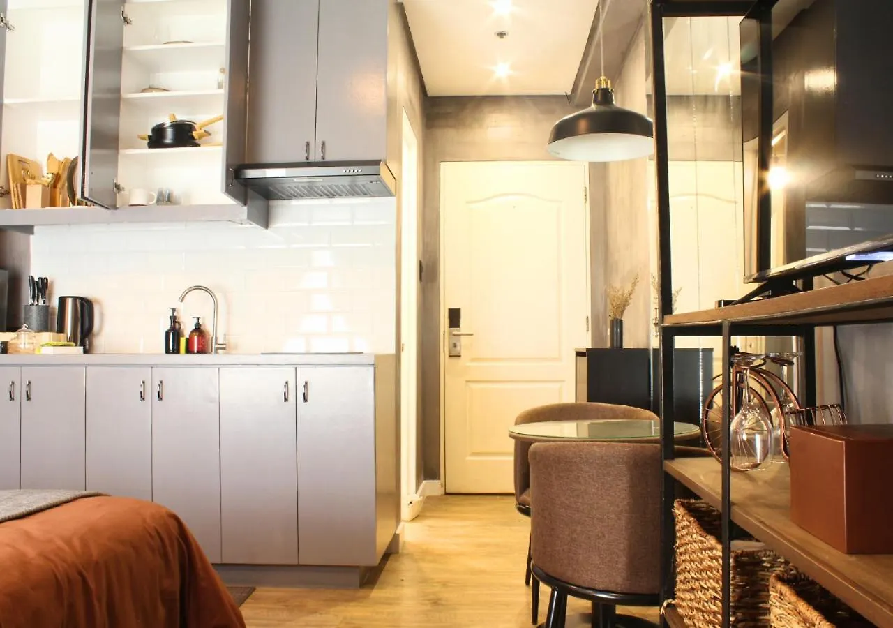 The Brass Burrow, Bel Air Soho Suites Manila 0*,
